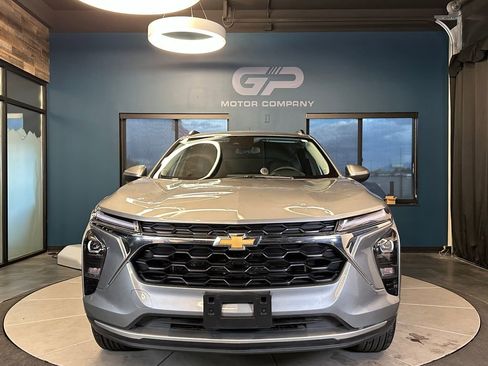 Used 2025 Chevrolet Trax LT w/ LT Convenience Package FWD image 8