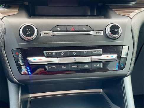 Used 2020 Ford Explorer Limited image 16