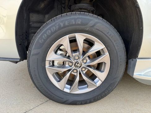 Used 2023 Toyota Sienna XLE w/ XLE Plus Package FWD image 33