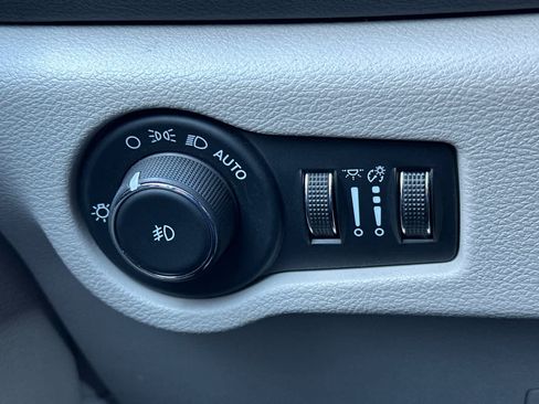 Used 2024 Chrysler Pacifica Touring-L FWD image 31