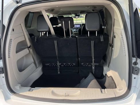Used 2023 Chrysler Pacifica Touring-L FWD image 10