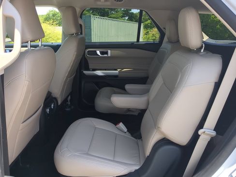 Certified 2021 Ford Explorer XLT RWD image 12