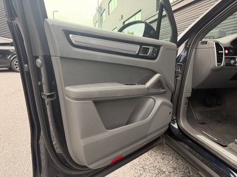 Certified 2023 Porsche Cayenne Platinum Edition AWD/4WD image 18