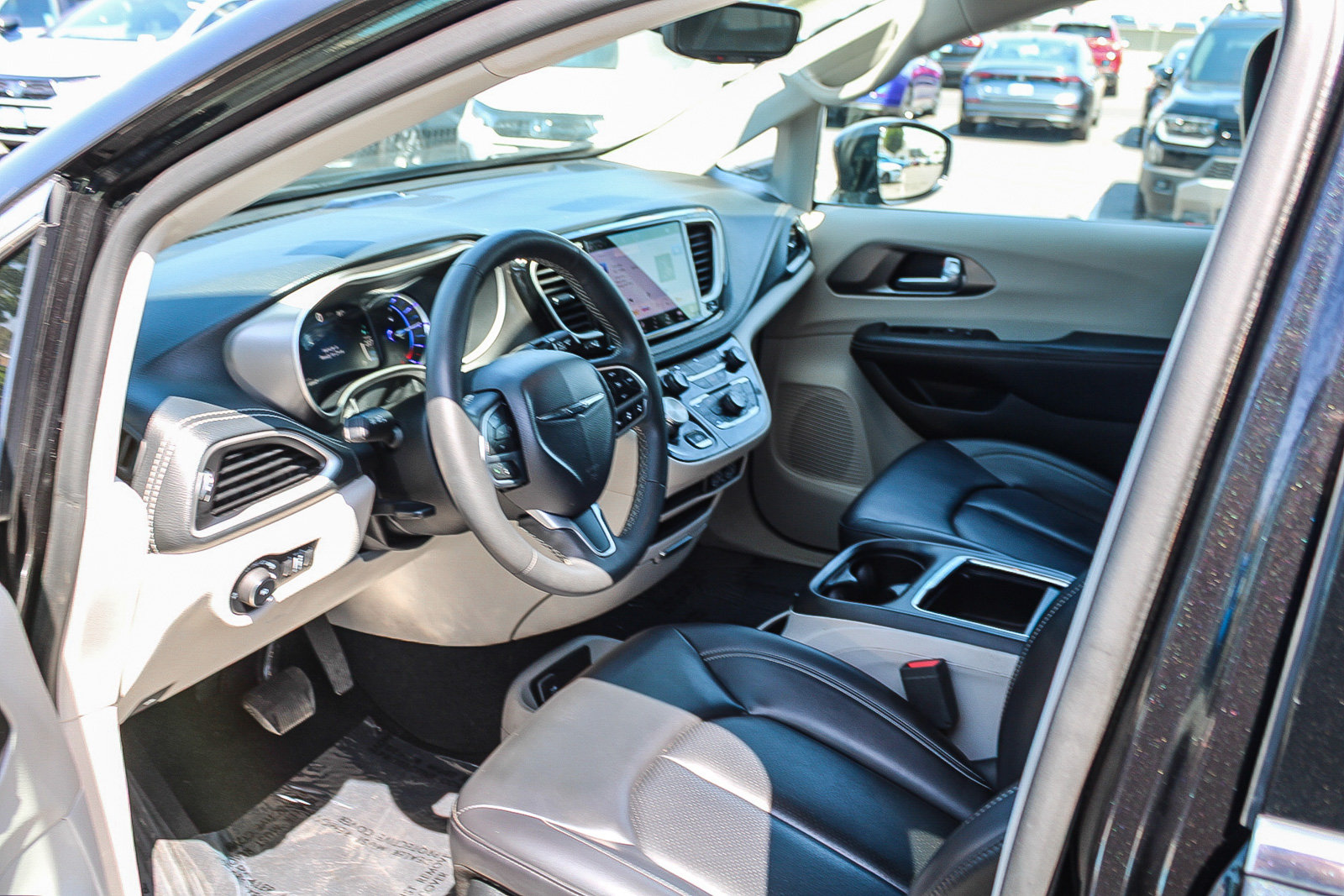 Used 2024 Chrysler Pacifica Limited FWD image 19