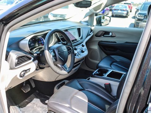 Used 2024 Chrysler Pacifica Limited FWD image 19
