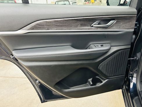 Used 2023 Jeep Grand Cherokee L Limited w/ Black Appearance Package image 28