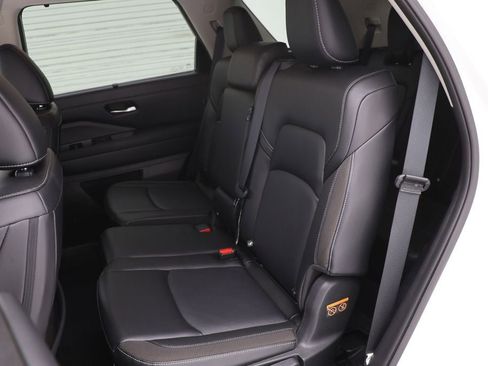 Used 2024 Nissan Pathfinder SL image 11