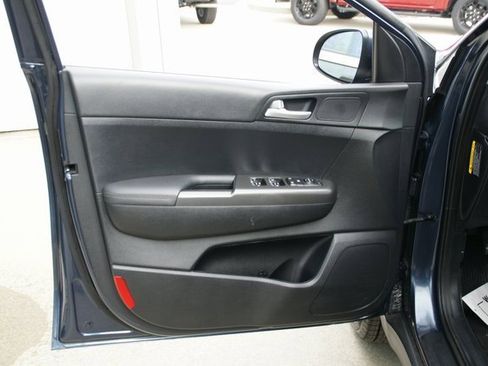 Used 2022 Kia Sportage LX image 11