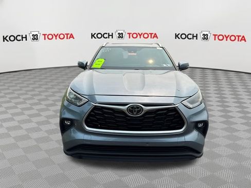 Used 2023 Toyota Highlander XLE AWD/4WD image 2