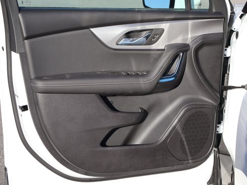 Used 2025 Chevrolet Blazer LT FWD image 11
