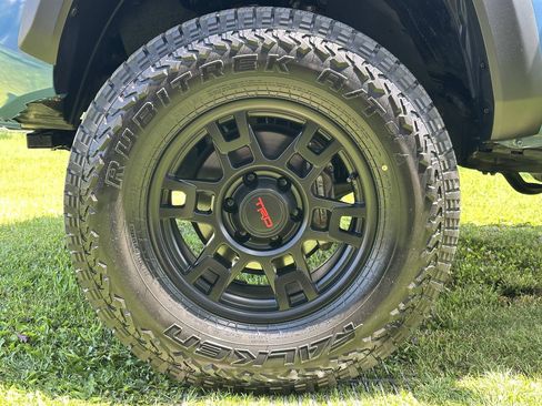 Used 2019 Toyota Tacoma TRD Off-Road w/ Technology Package AWD/4WD image 14