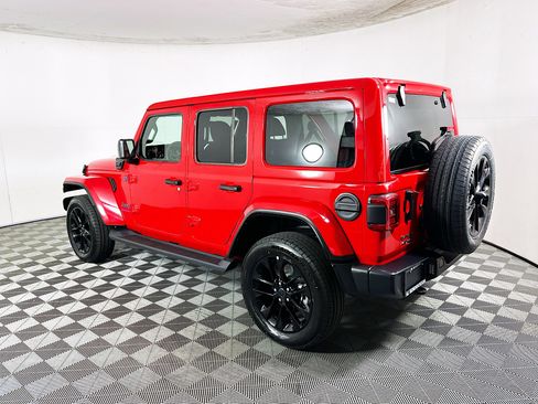 Used 2025 Jeep Wrangler Sahara image 5