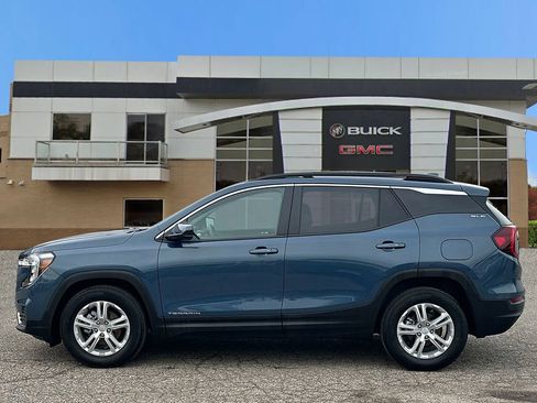 Used 2024 GMC Terrain SLE w/ Driver Convenience Package FWD image 2