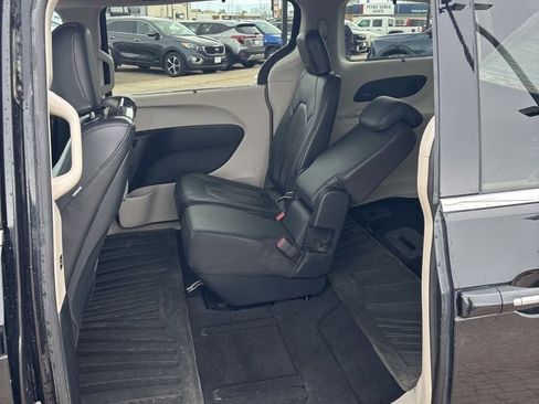 Used 2017 Chrysler Pacifica Touring-L Plus w/ Advanced Safetytec Group FWD image 19