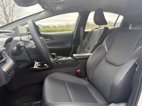 Used 2025 Toyota Prius XLE image 11