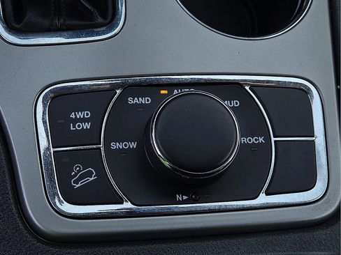 Used 2022 Jeep Grand Cherokee Laredo X AWD/4WD image 15