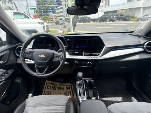 Used 2024 Chevrolet Trax LT w/ LPO, Blackout Package FWD image 11