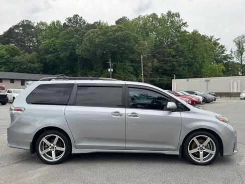 Used 2018 Toyota Sienna SE Premium w/ Carpet Mat Package FWD image 8