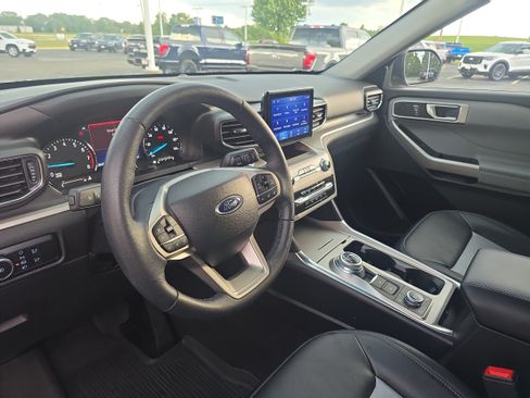 Used 2024 Ford Explorer XLT w/ Equipment Group 202A AWD/4WD image 10