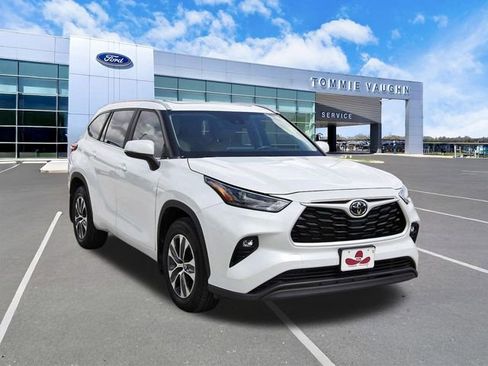 Used 2023 Toyota Highlander XLE image 6