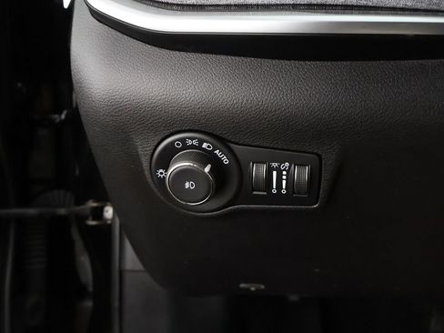 Used 2024 Jeep Compass Latitude w/ Sun and Sound Group AWD/4WD image 38