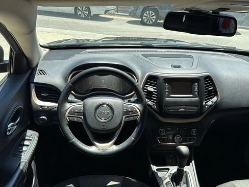 Used 2017 Jeep Cherokee Sport w/ Cold Weather Group FWD image 25