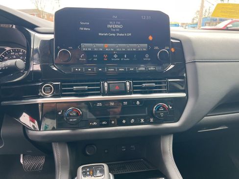 Used 2024 Nissan Pathfinder SL image 21