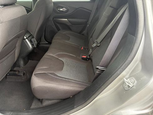 Used 2019 Jeep Cherokee Latitude w/ Popular Appearance Group image 10