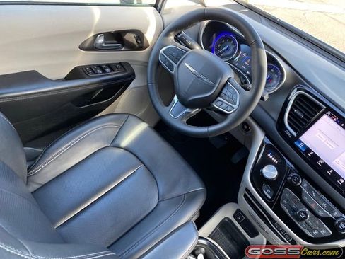 Certified 2024 Chrysler Pacifica Touring-L image 18