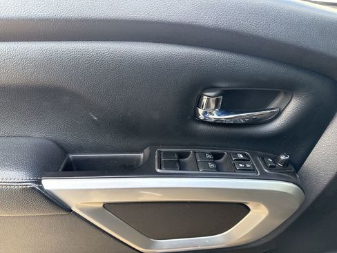 Used 2018 Nissan Titan SL image 12