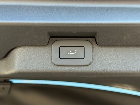 Certified 2025 Land Rover Discovery Dynamic SE image 35