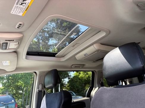Used 2015 Chrysler Town & Country Limited Platinum FWD image 9
