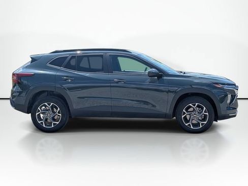 Used 2025 Chevrolet Trax LT FWD image 5