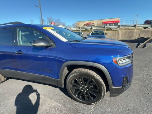 Used 2023 GMC Acadia SLE w/ Driver Convenience Package image 3