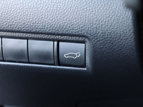 Used 2022 Toyota Venza LE image 15