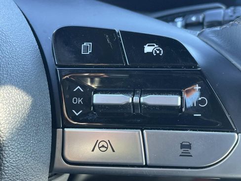 Used 2025 Hyundai Elantra Limited image 23