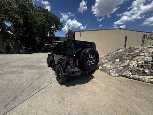 Used 2015 Jeep Wrangler Unlimited Sahara w/ Connectivity Group AWD/4WD image 4