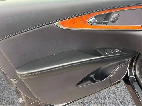 Used 2019 Lincoln Nautilus Select image 13