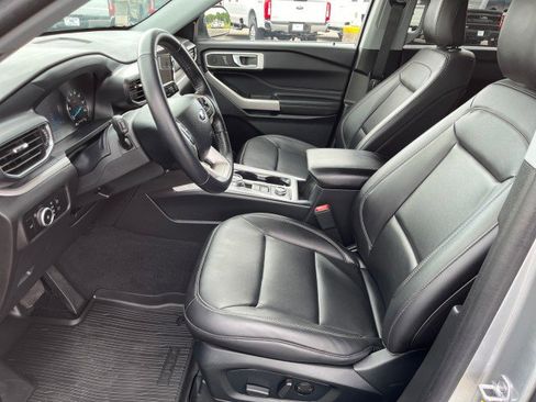 Used 2023 Ford Explorer XLT w/ Equipment Group 202A image 10