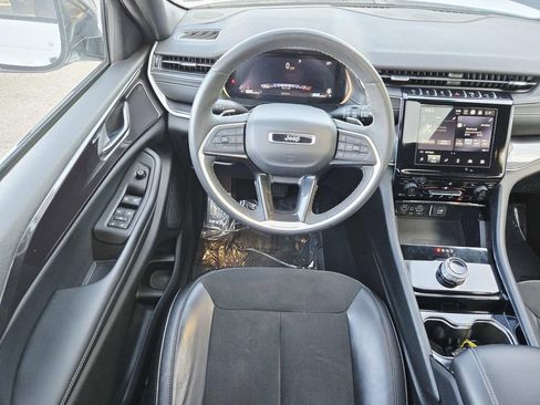 Used 2023 Jeep Grand Cherokee Altitude image 11