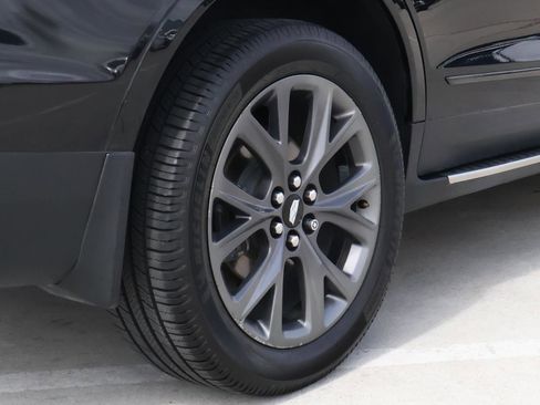 Used 2018 Cadillac XT5 Luxury w/ Driver Awareness Package image 12