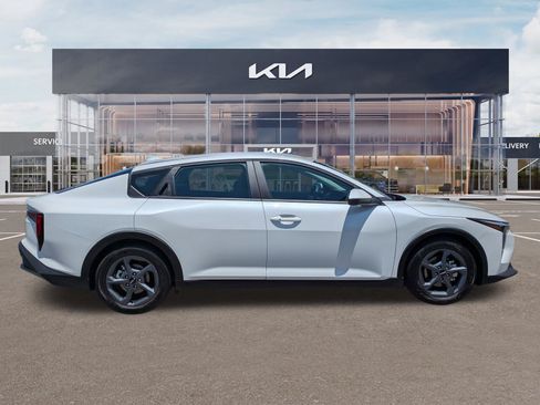 Certified 2025 Kia K4 FWD image 3