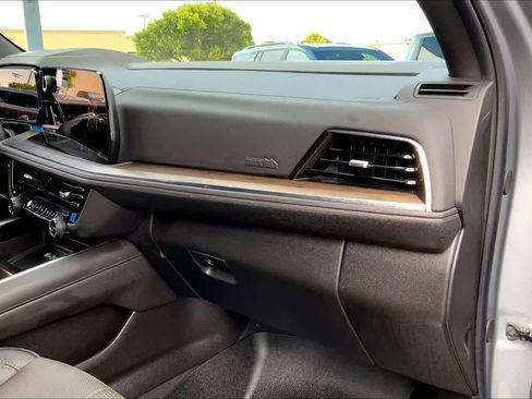 Used 2025 Chevrolet Tahoe High Country AWD/4WD image 19