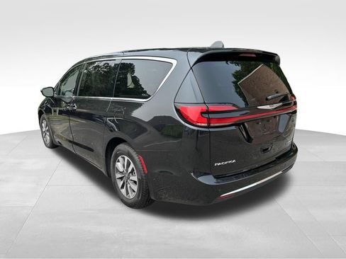 Used 2024 Chrysler Pacifica Limited FWD image 3