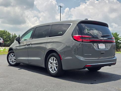 Used 2023 Chrysler Pacifica Touring-L FWD image 6
