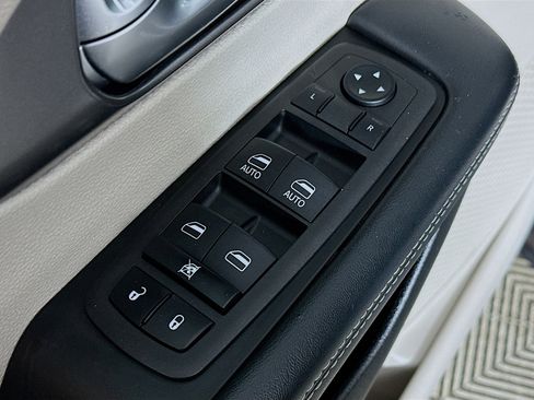 Used 2023 Chrysler Pacifica Touring-L image 17