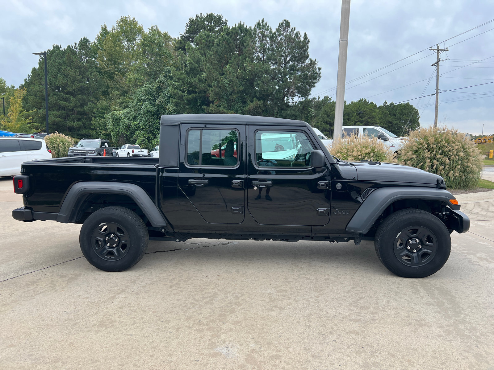 Used 2025 Jeep Gladiator Sport AWD/4WD image 7