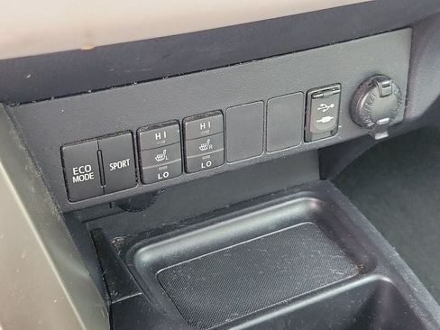 Used 2015 Toyota RAV4 Limited FWD image 28
