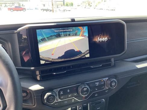 Used 2025 Jeep Wrangler Unlimited Rubicon 4xe w/ Convenience Group AWD/4WD image 18