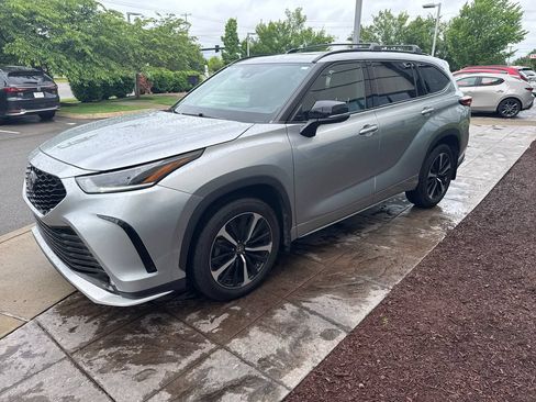 Used 2021 Toyota Highlander XSE AWD/4WD image 9